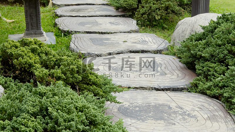 草坪铺设施工机械：类型与选型要点